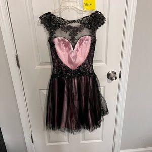 This dress no longer fits me and has only been once. Size 0, but fits like a 4/6